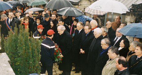 Dépôt de la gerbe de fleurs au nom de l'Institut François Mitterrand Dépôt de la gerbe de fleurs au nom de l'Institut François Mitterrand