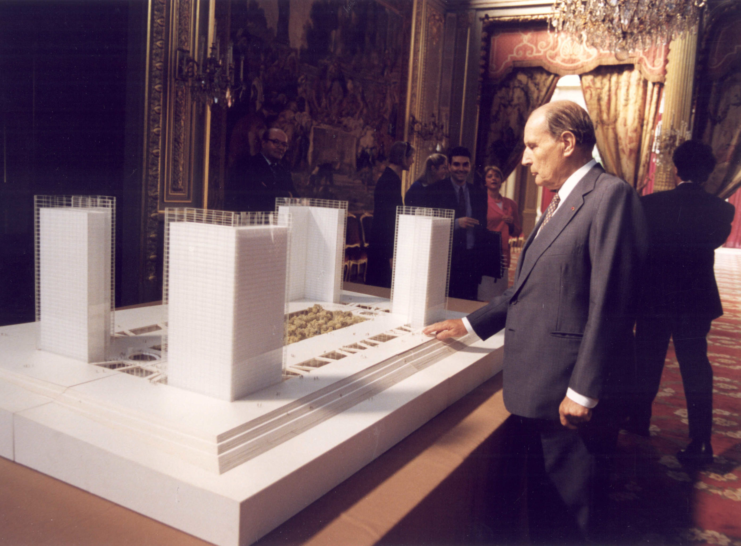 François Mitterrand face à la maquette