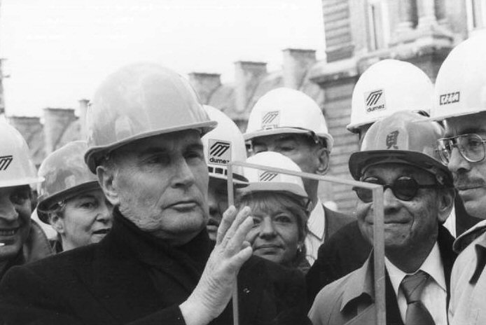 François Mitterrand sur le chantier du Louvre