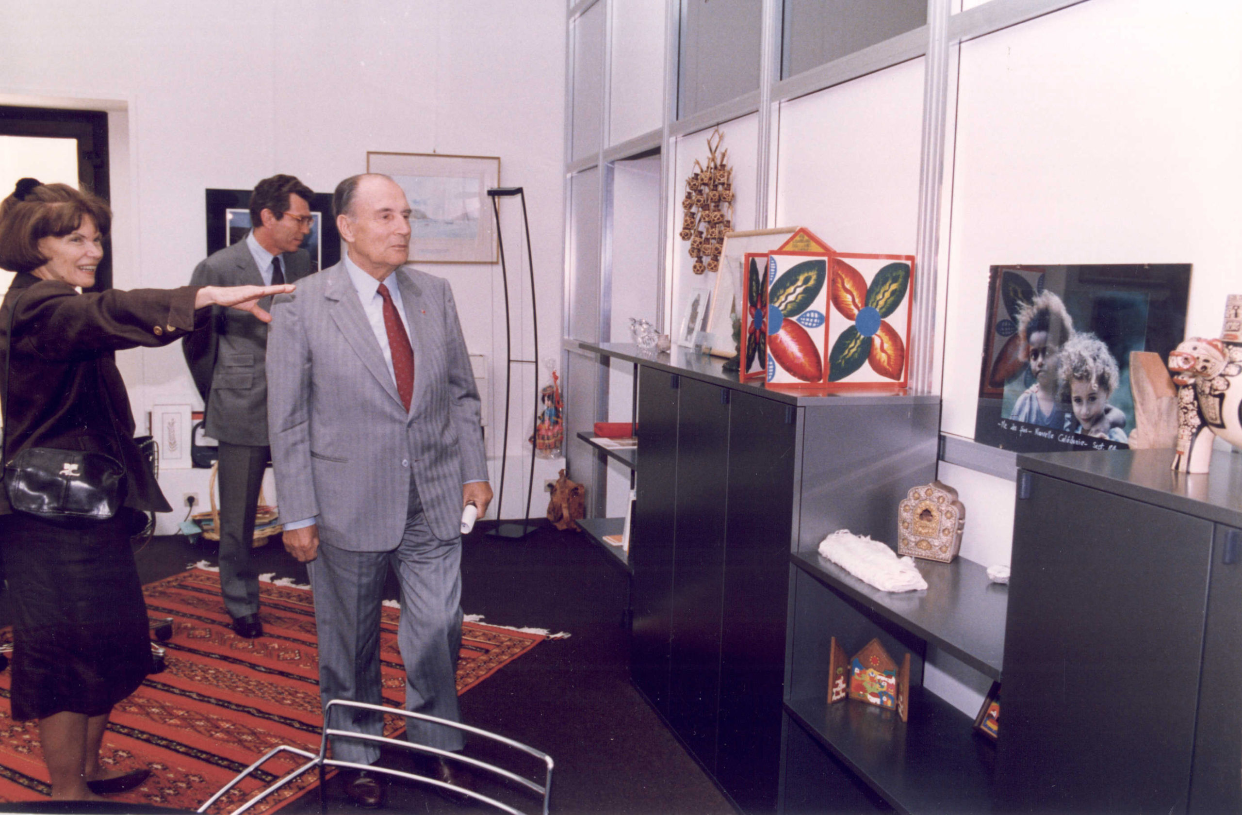 Danielle Mitterrand fait visiter la fondation France-Libertés à son mari. 10 mai 1989