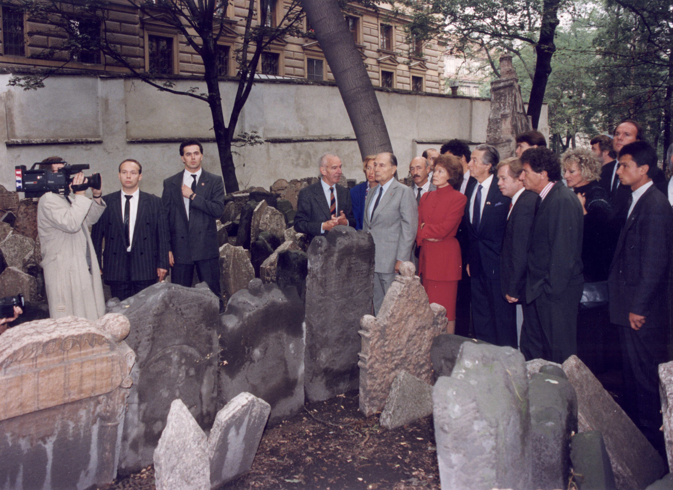 François Mitterrand de retour à Prague en voyage officiel le 14 septembre 1990.