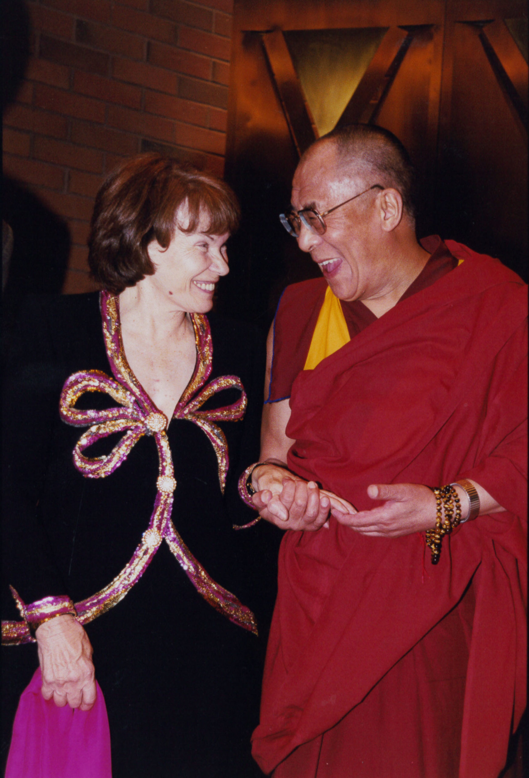 Le Dalaî-Lama remet à Danielle Mitterrand