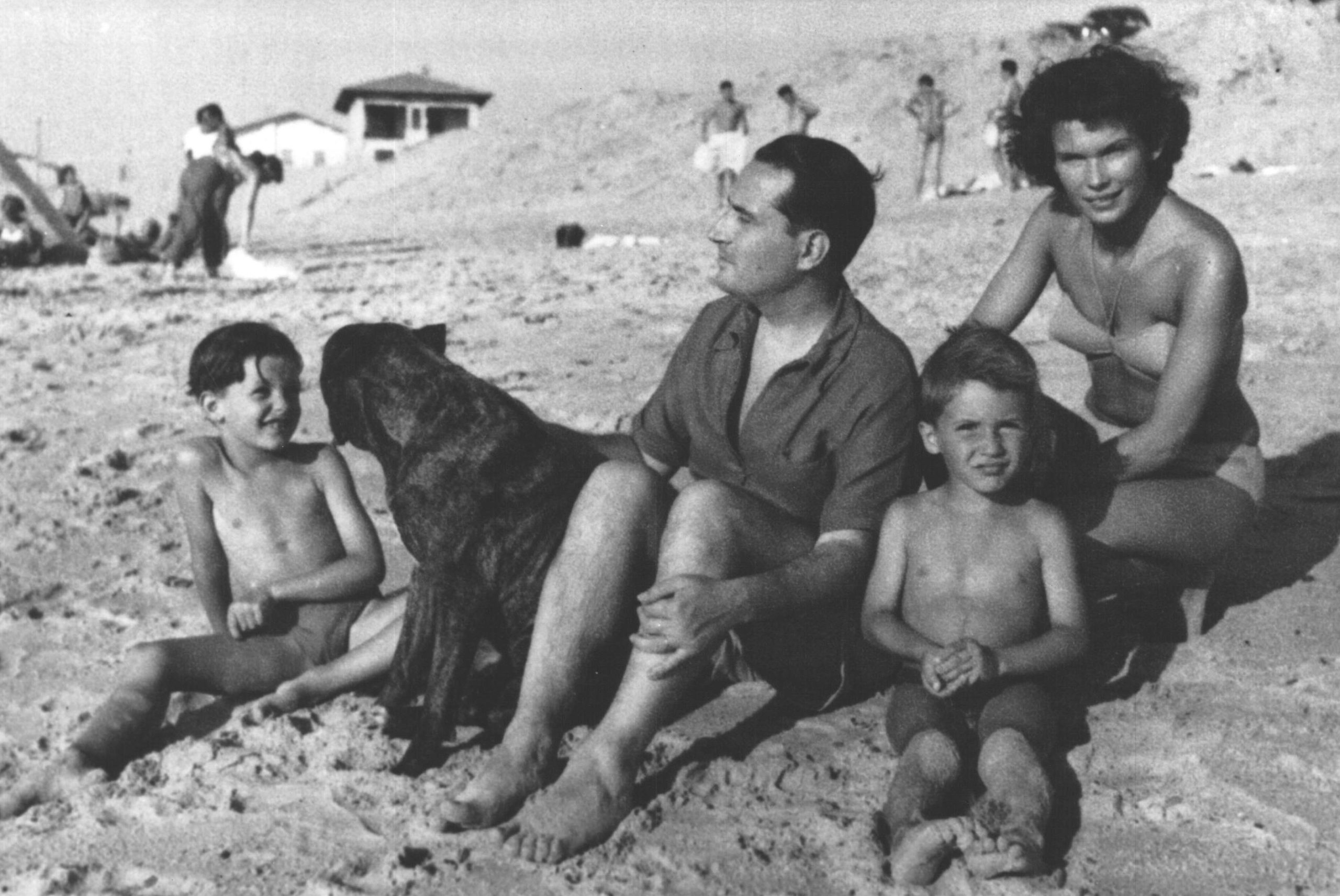  La famille Mitterrand aux bains de mer 