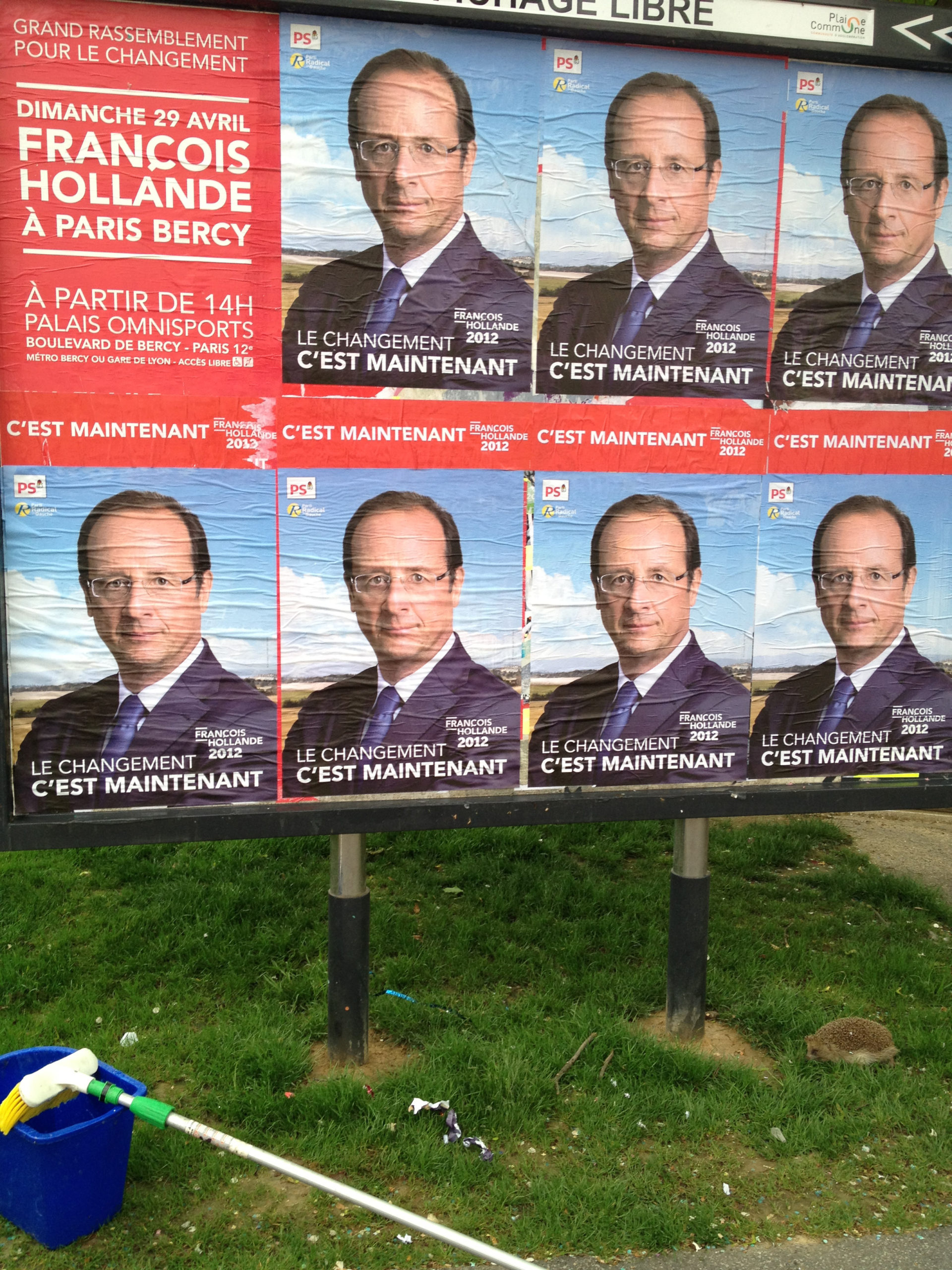 Collage militant pour François Hollande