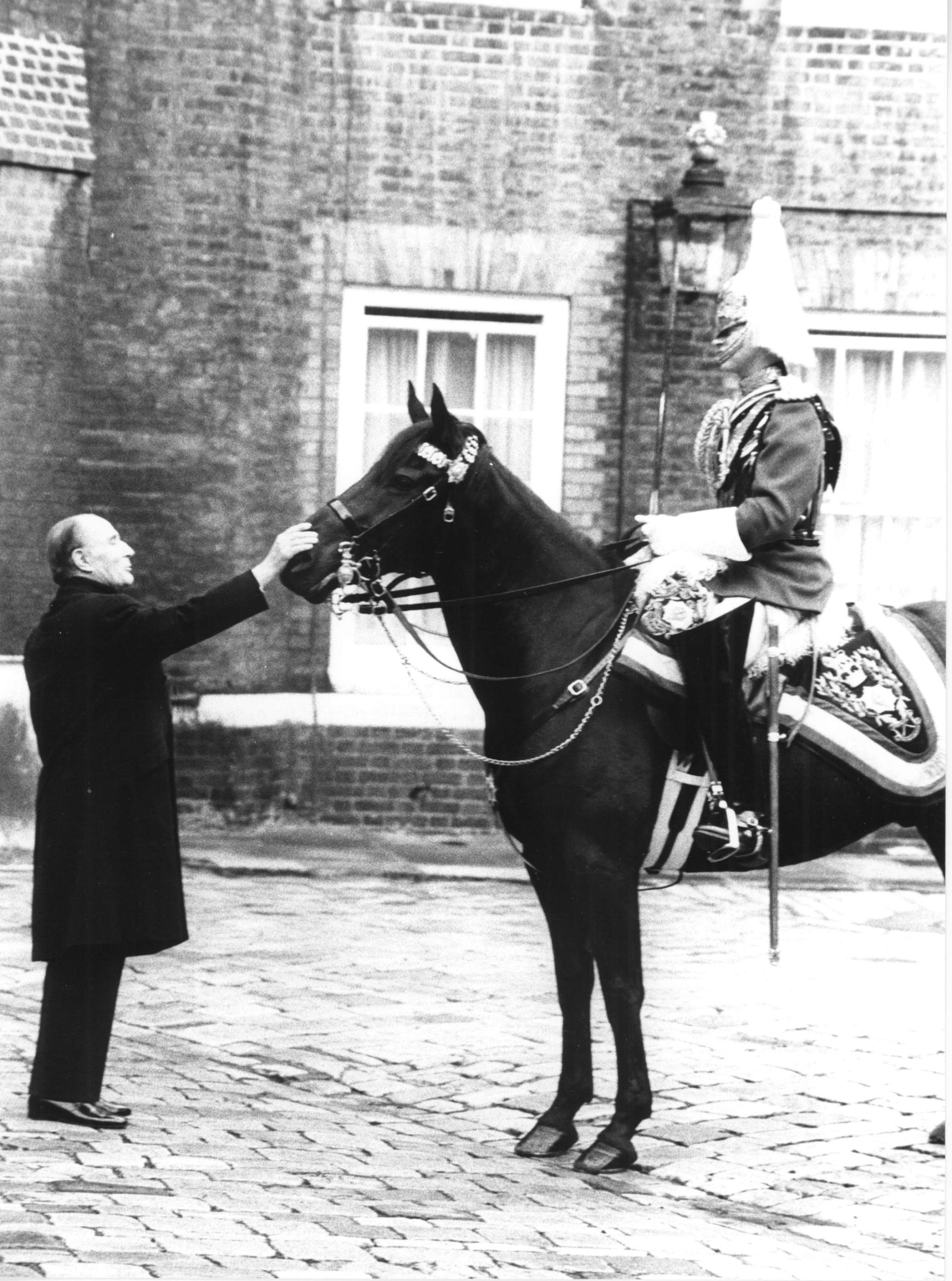  François Mitterrand et un Horse Guard