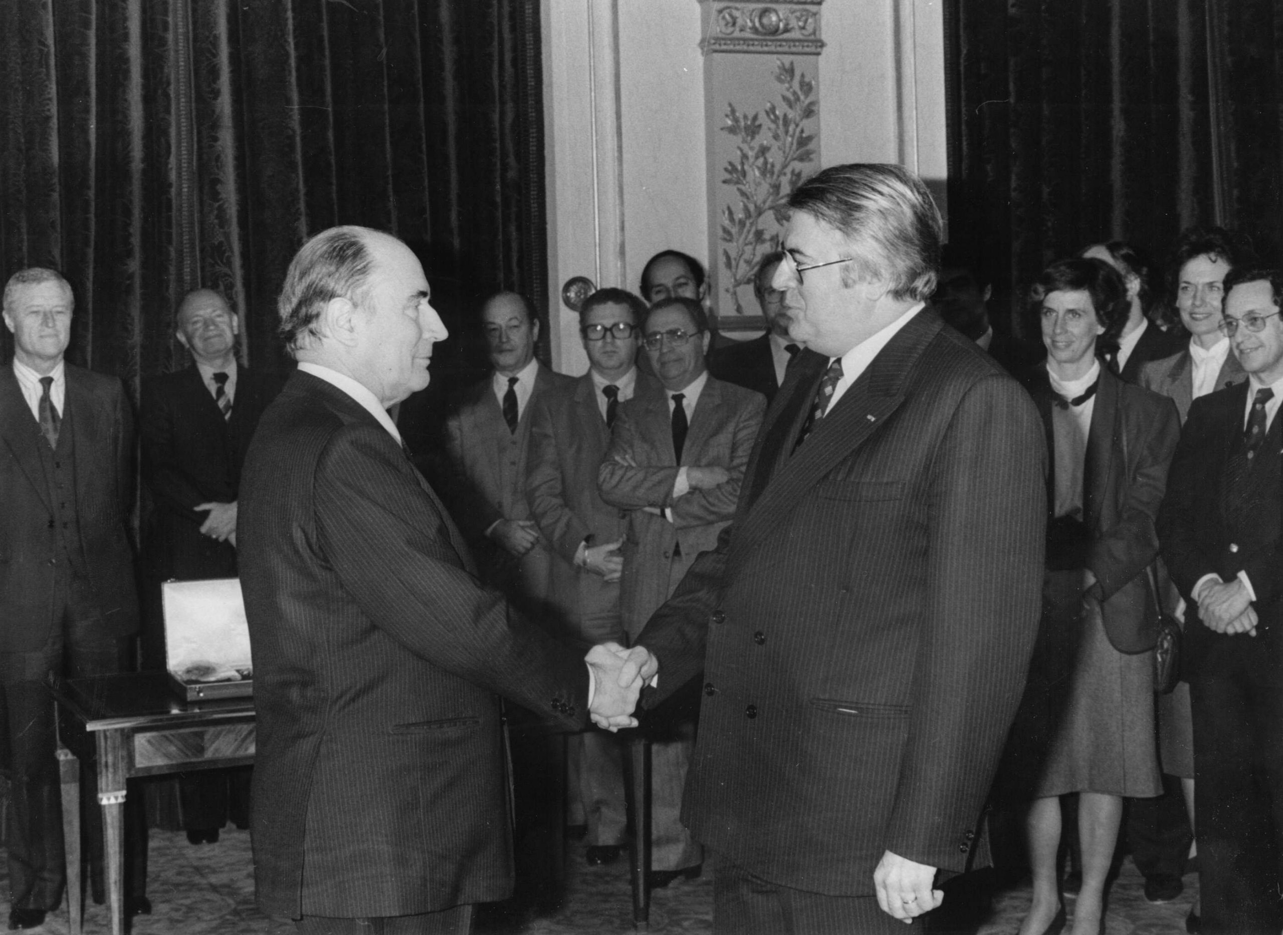 François Mitterrand remet à Pierre Mauroy