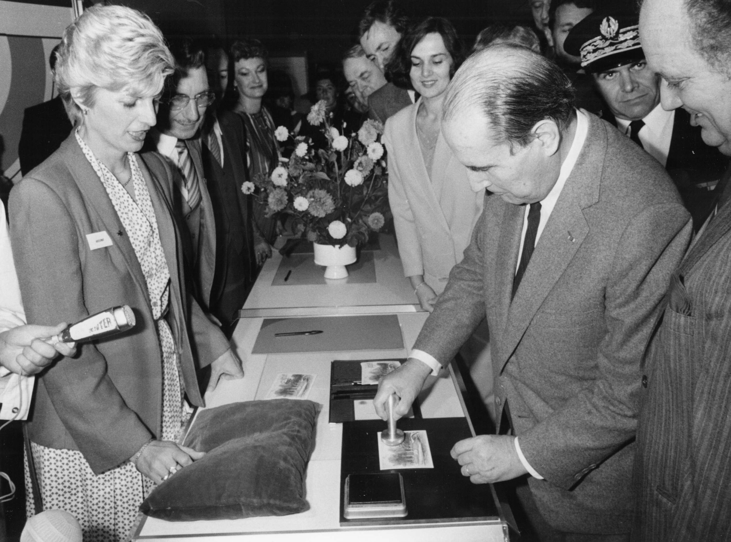 François Mitterrand oblitère le timbre de Jarnac François Mitterrand oblitère le timbre de Jarnac