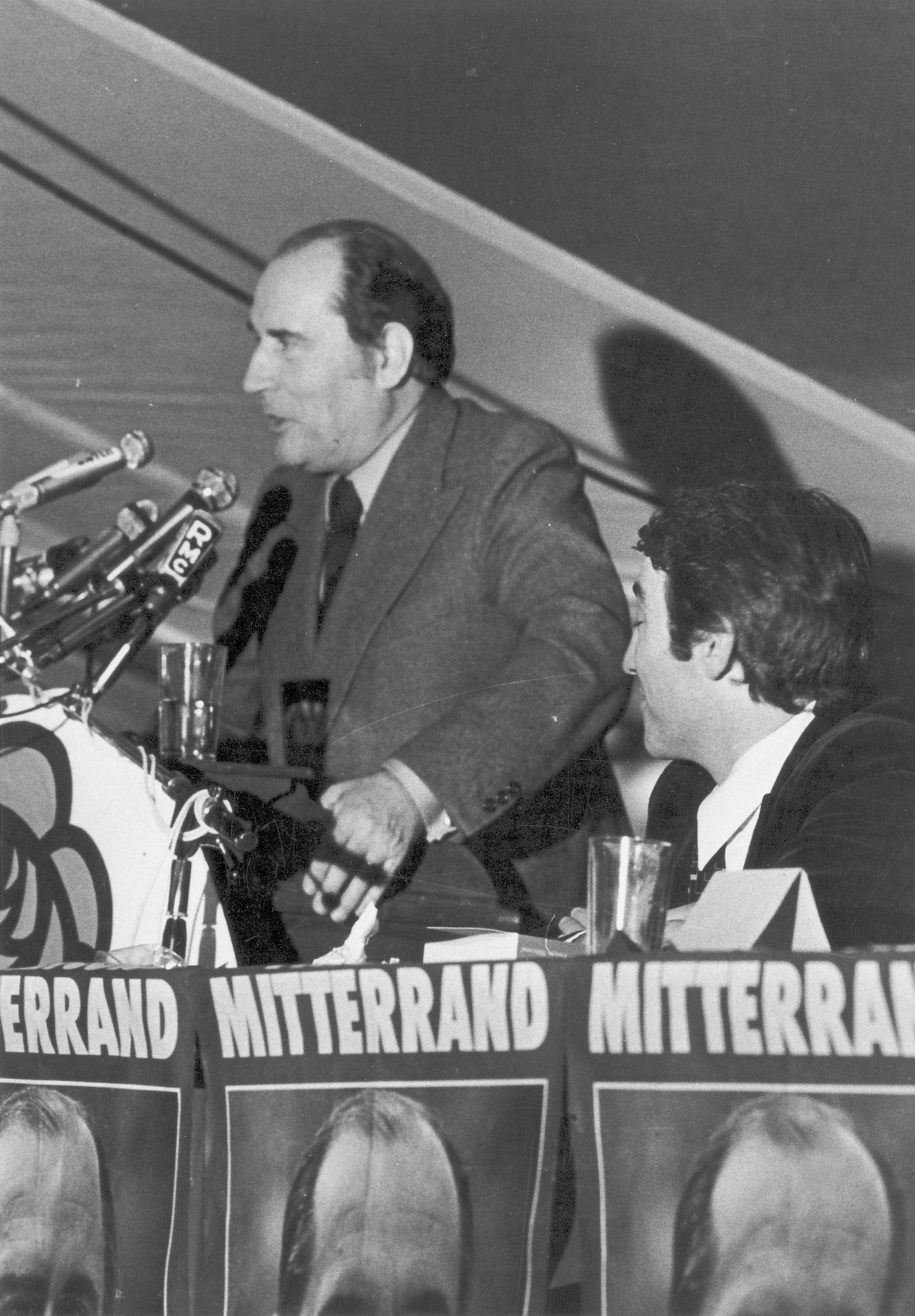 François Mitterrand à la tribune d'un meeting