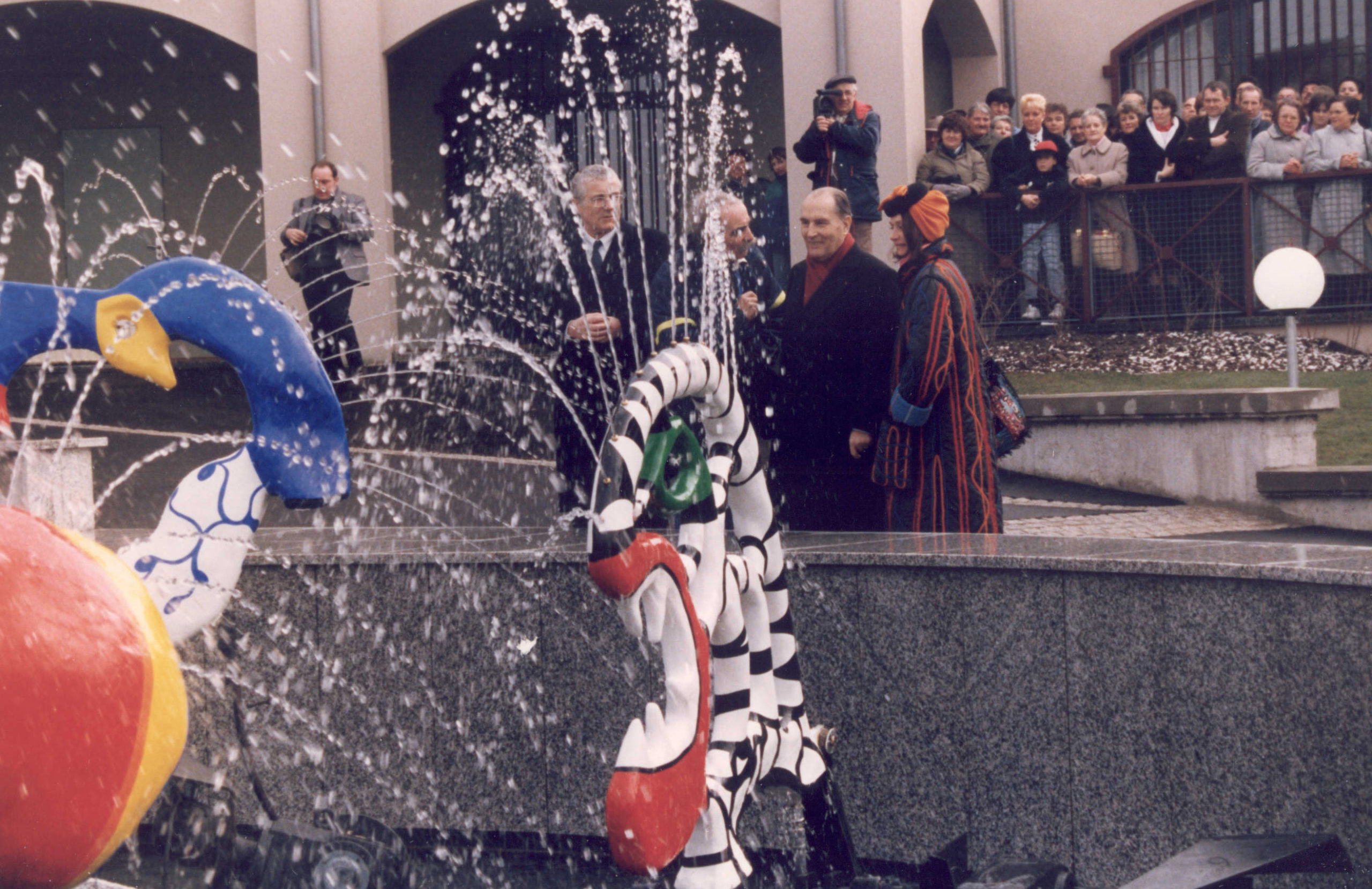 François Mitterrand au côté de Niki de Saint-Phalle,