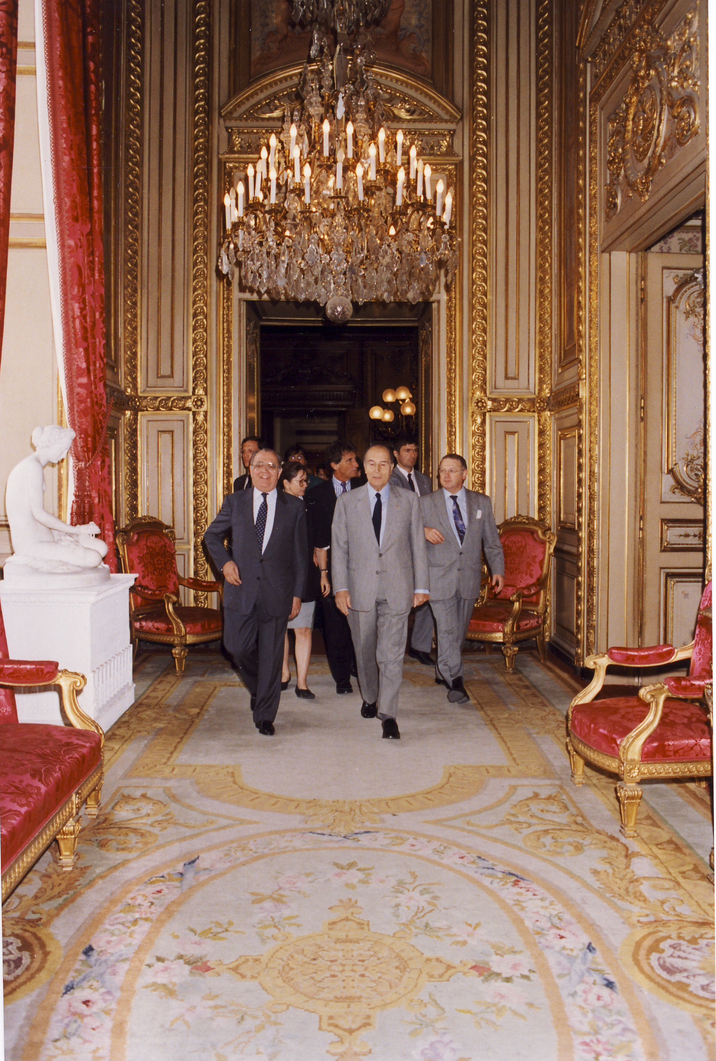 Le Président François Mitterrand entouré de Michel Charasse