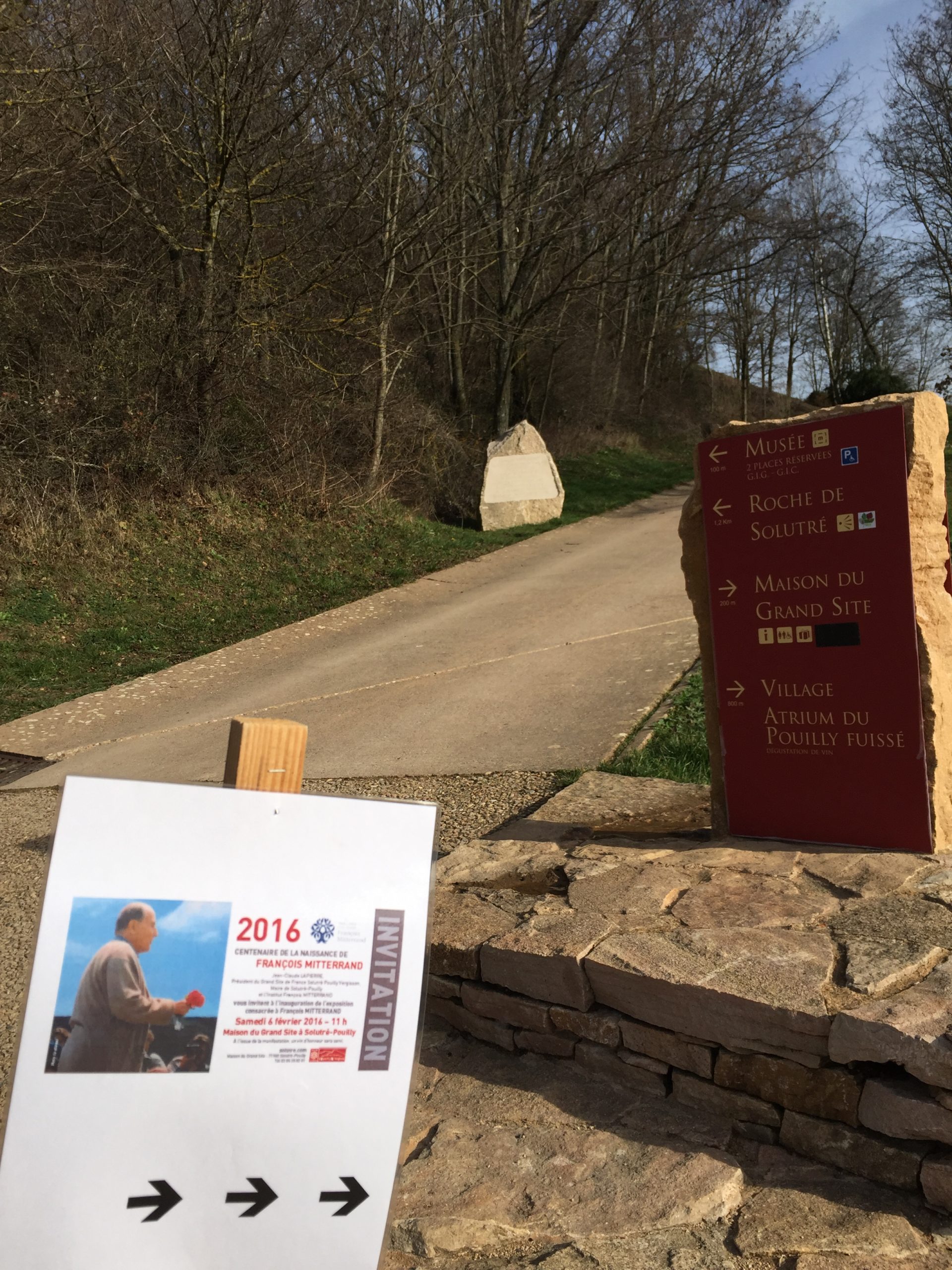 Vers la Roche de Solutré Vers la Roche de Solutré