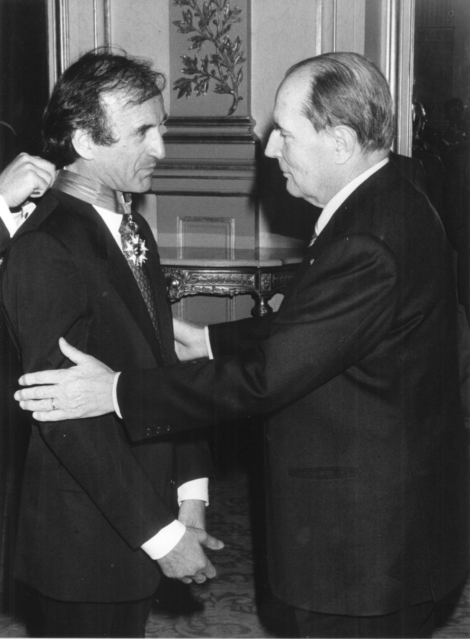 Le Président François Mitterrand et Elie Wiesel