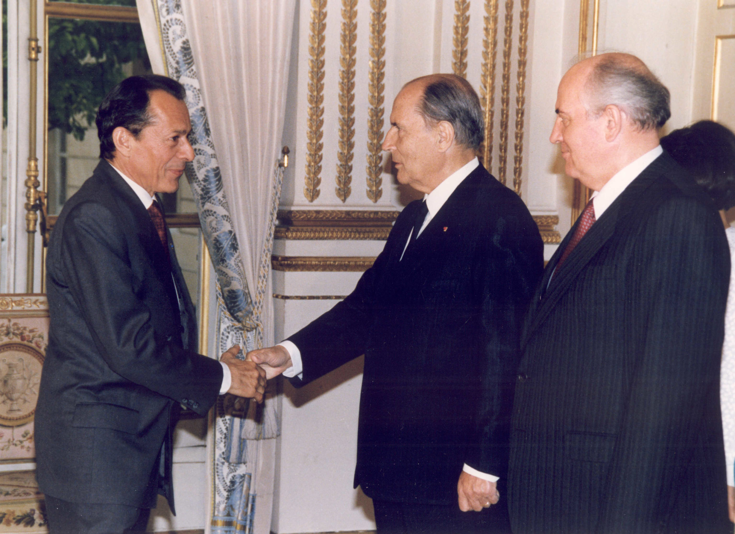 Le Président François Mitterrand présente Michel Rocard, Premier ministre