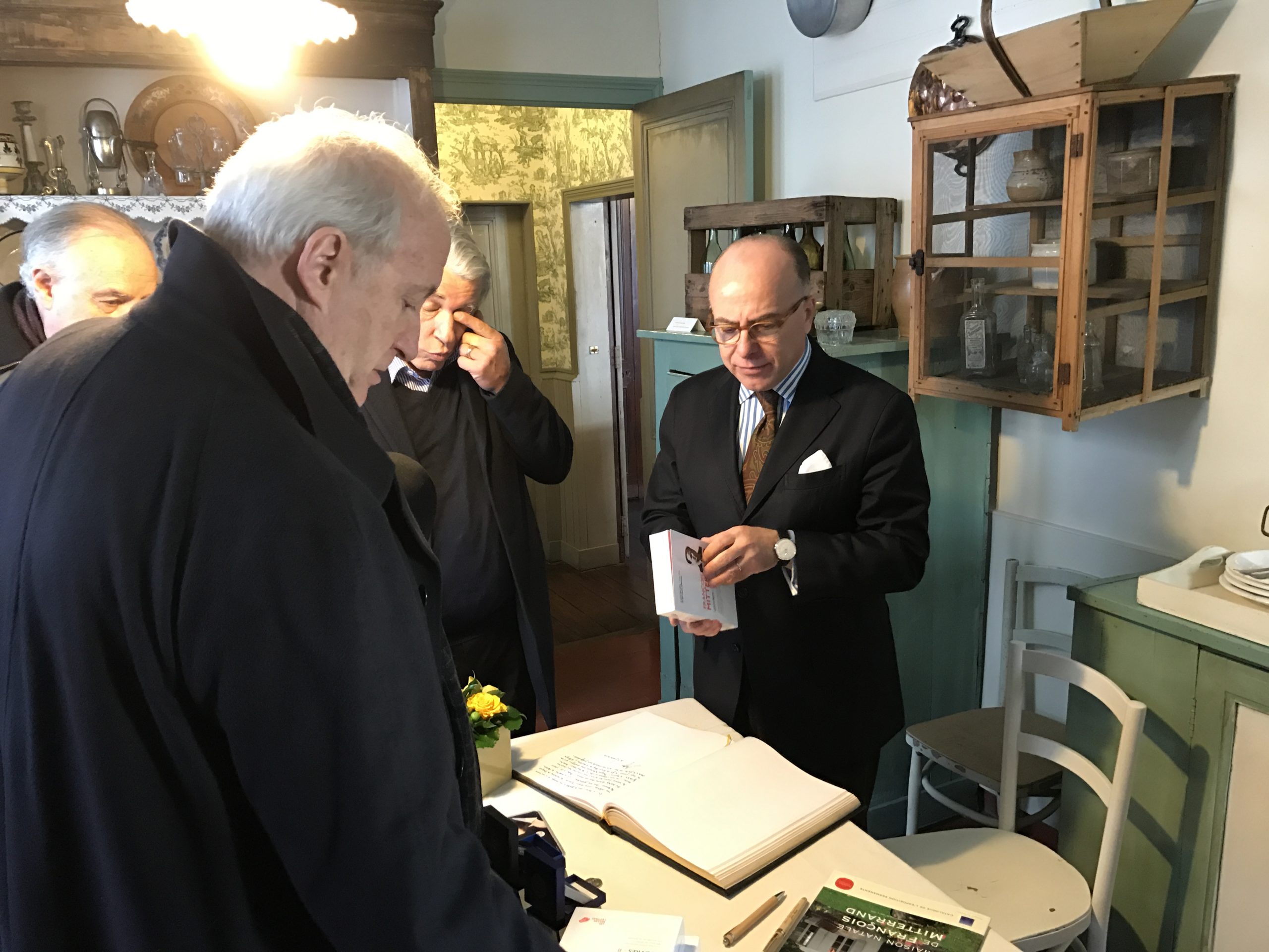 Hubert Védrine remet à Bernard Cazeneuve