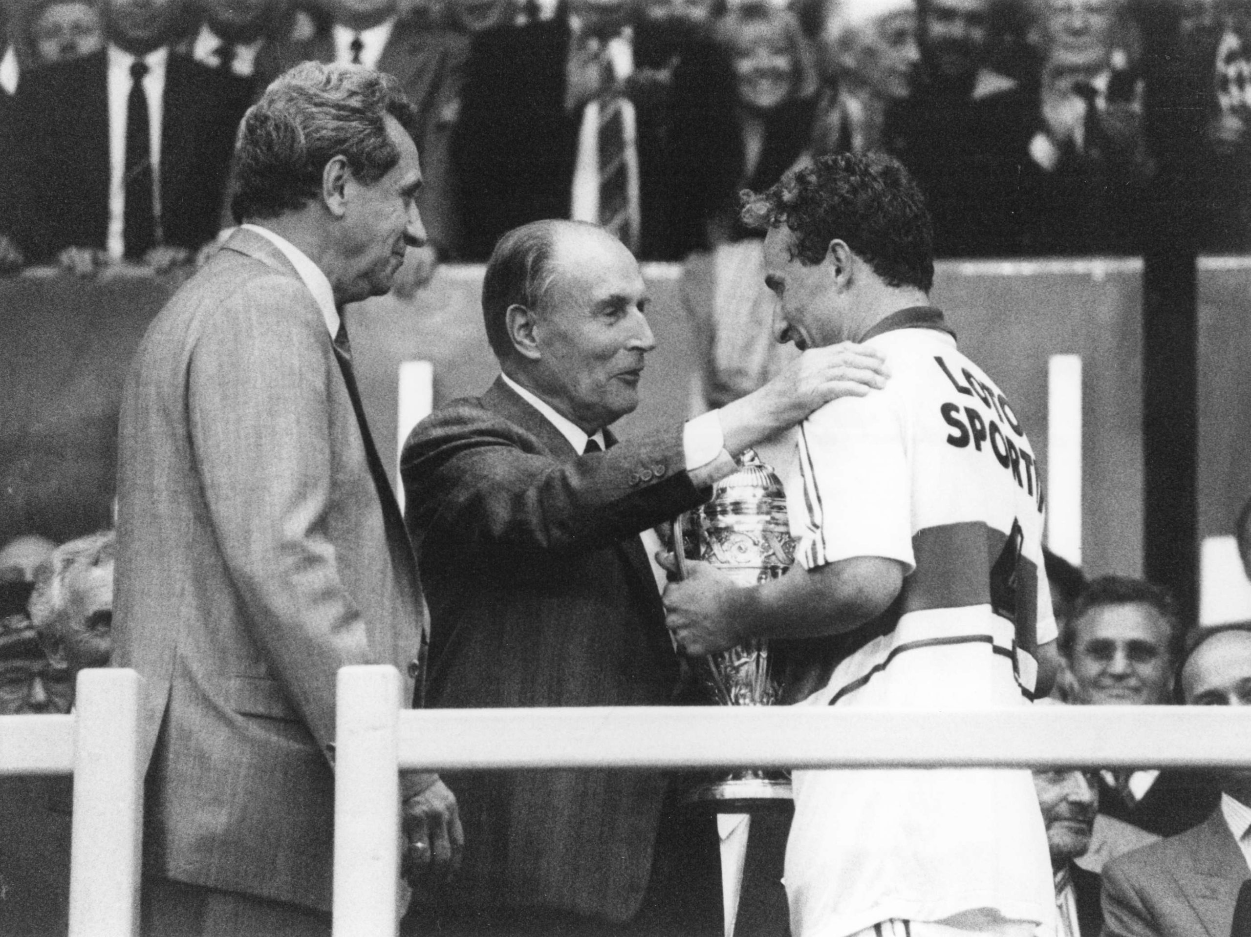 François Mitterrand remet la Coupe François Mitterrand remet la Coupe