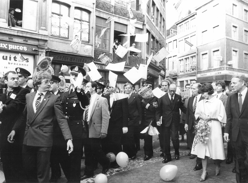 Le Président François Mitterrand dans les rues de Liège