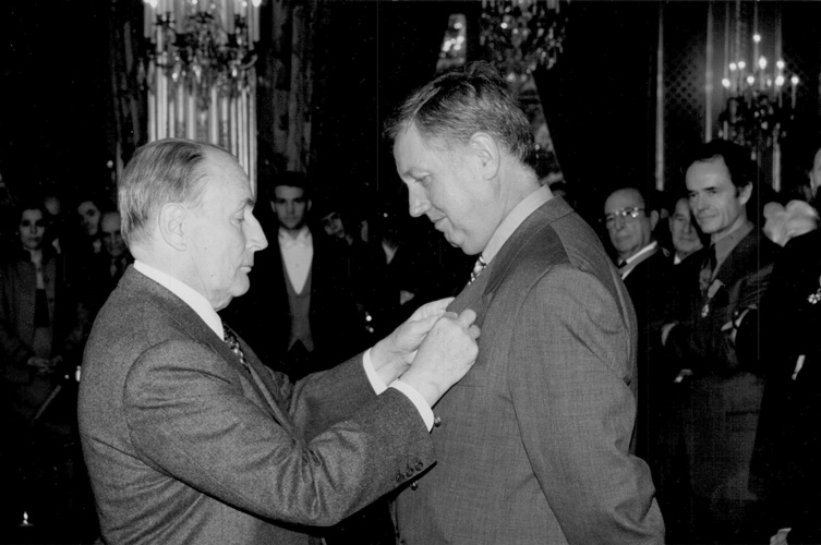 Gilles Ménage reçoit la Légion d'honneur