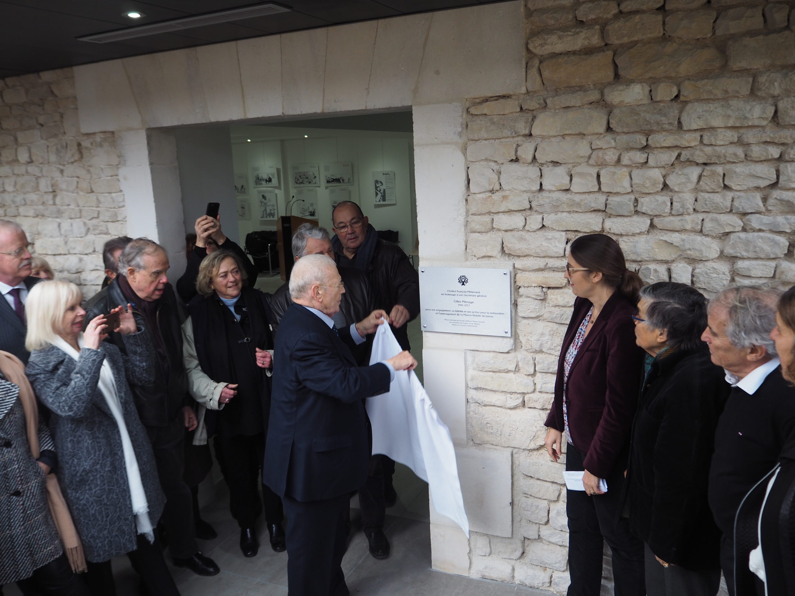 Michel Charasse dévoile la plaque