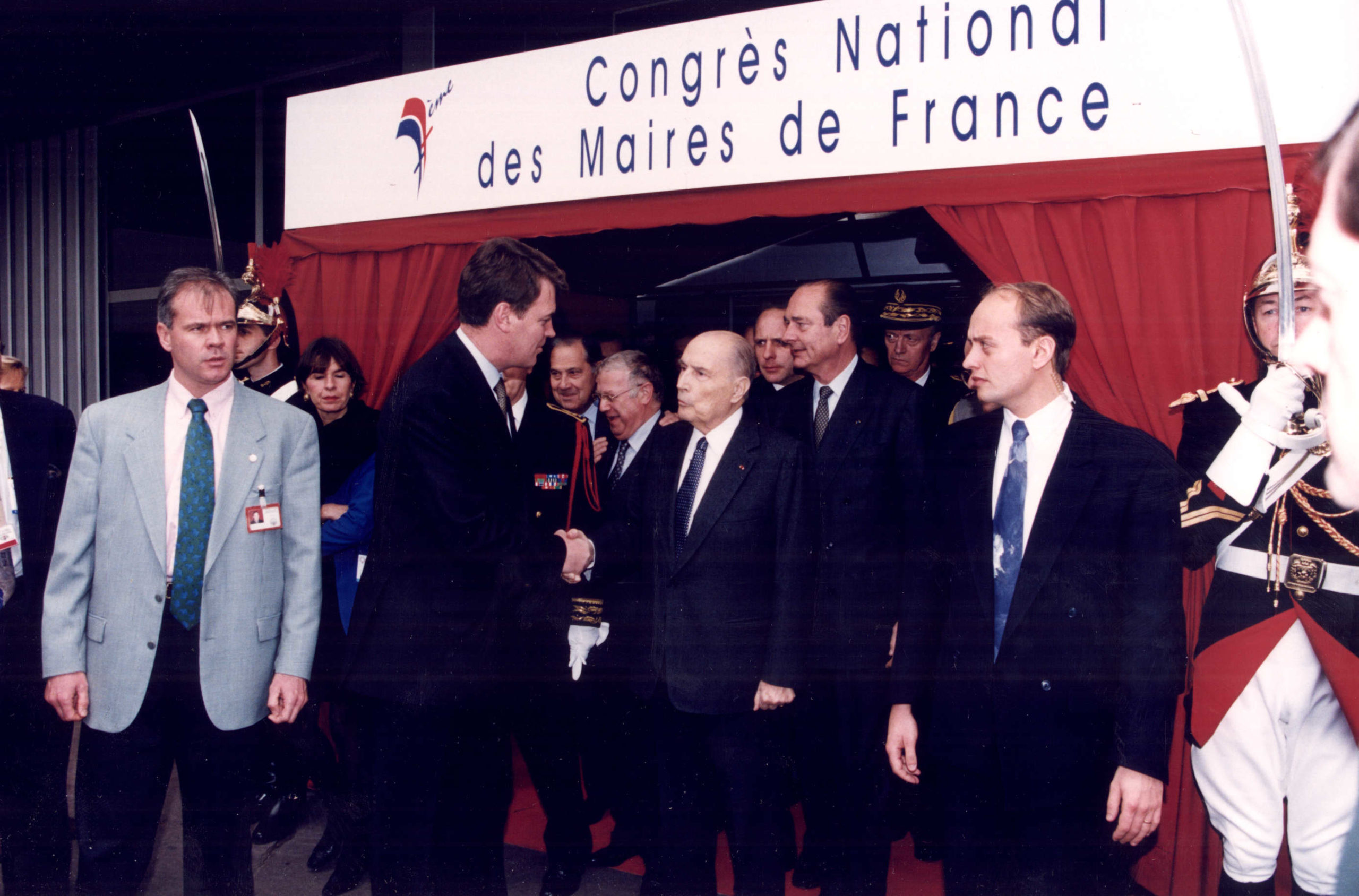 François Mitterrand à la sortie du Palais des Congrès