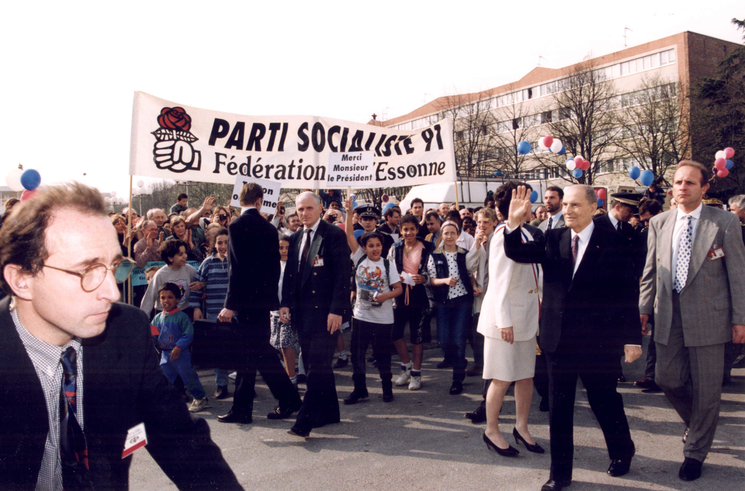 François Mitterrand arrive devant la Maison du Citoyen d’Athis Mons. (DR/IFM)