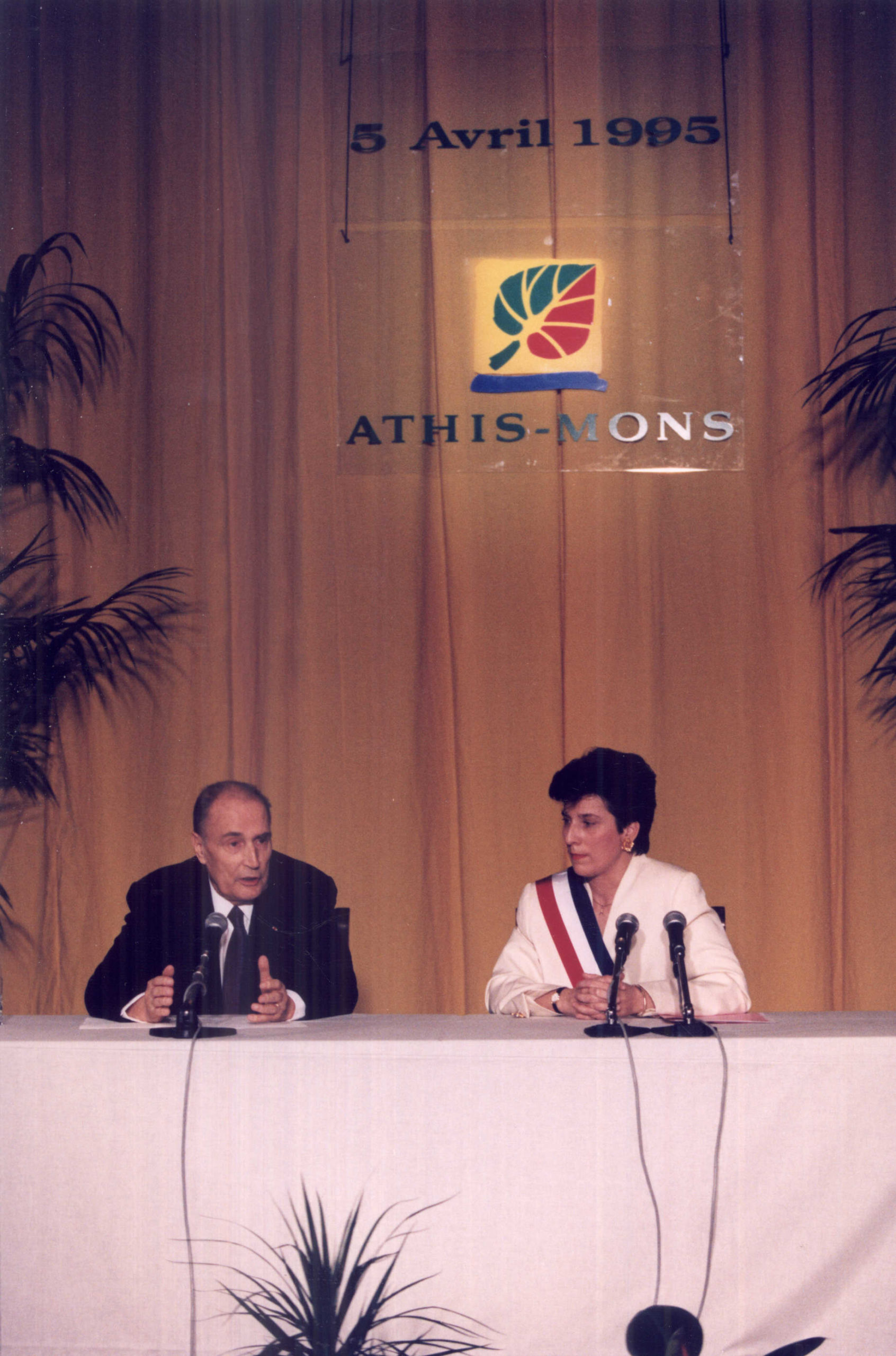 Allocution de François Mitterrand à l’Espace Michelet, accompagné de Marie-Noëlle Lienemann, maire d’Athis Mons. (DR/IFM)