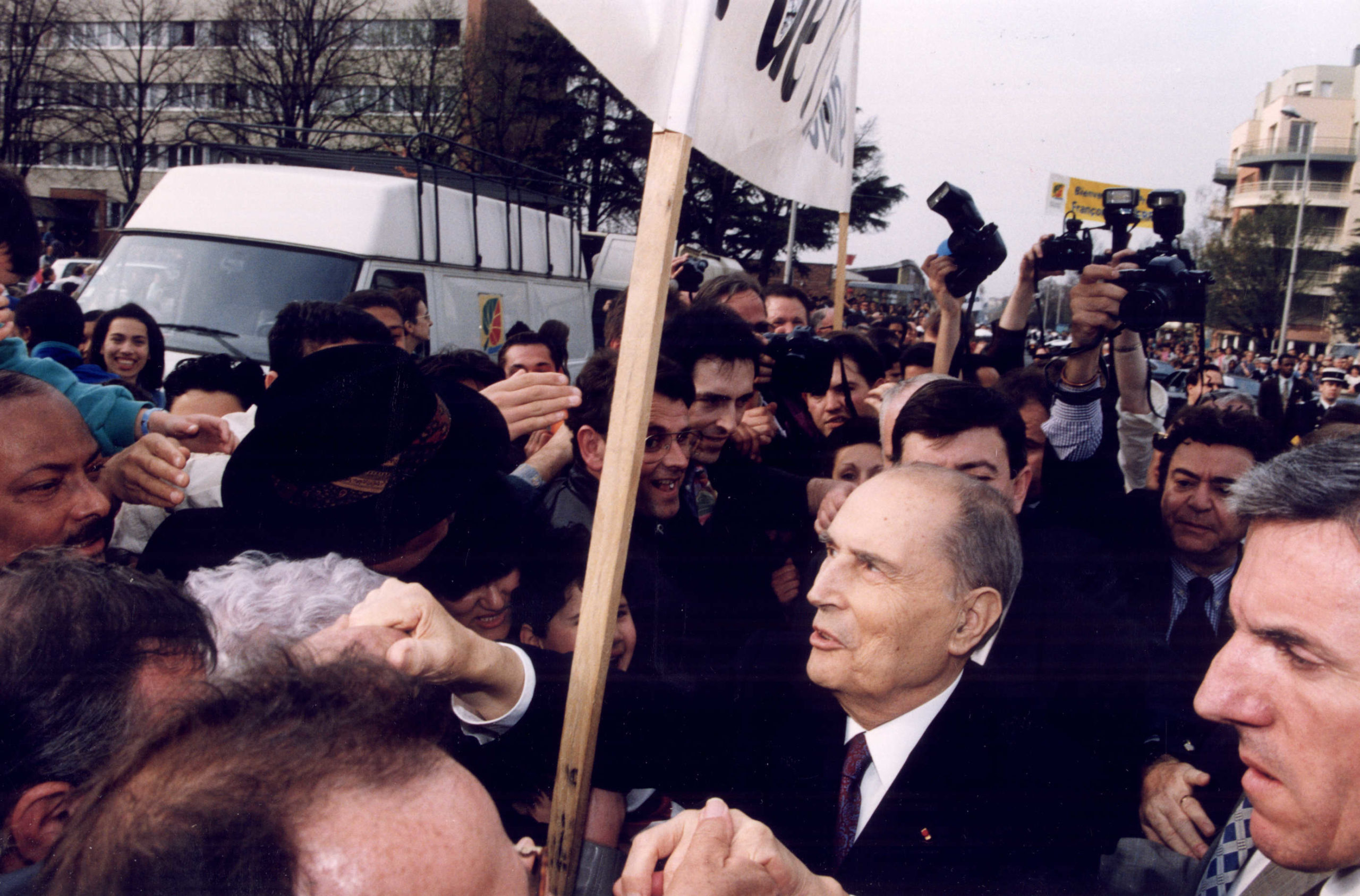 Bain de foule de François Mitterrand à la sortie de l’Espace Michelet d’Athis Mons. (DR/IFM)