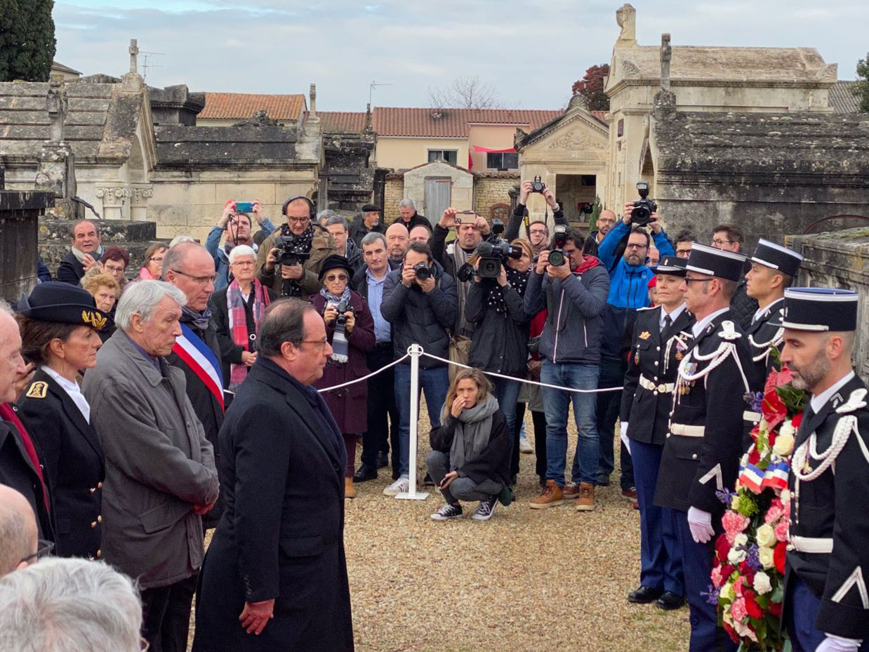 François Hollande se recueillant