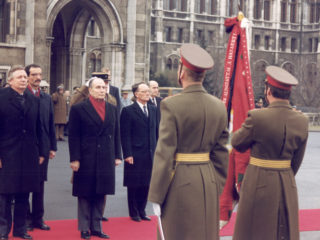 Défilé des troupes et honneurs militaires sur la place Kossuth de Budapest