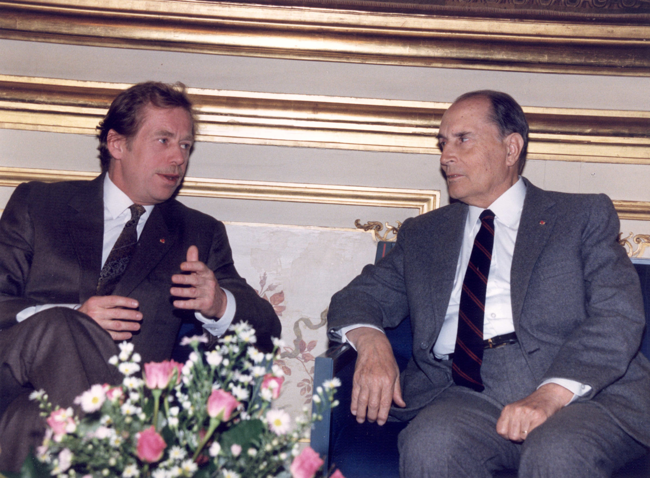 Entretien en tête à tête dans le bureau du président de la République à l'occasion de la visite officielle de Vaclav Havel à Paris le 20 mars 1990