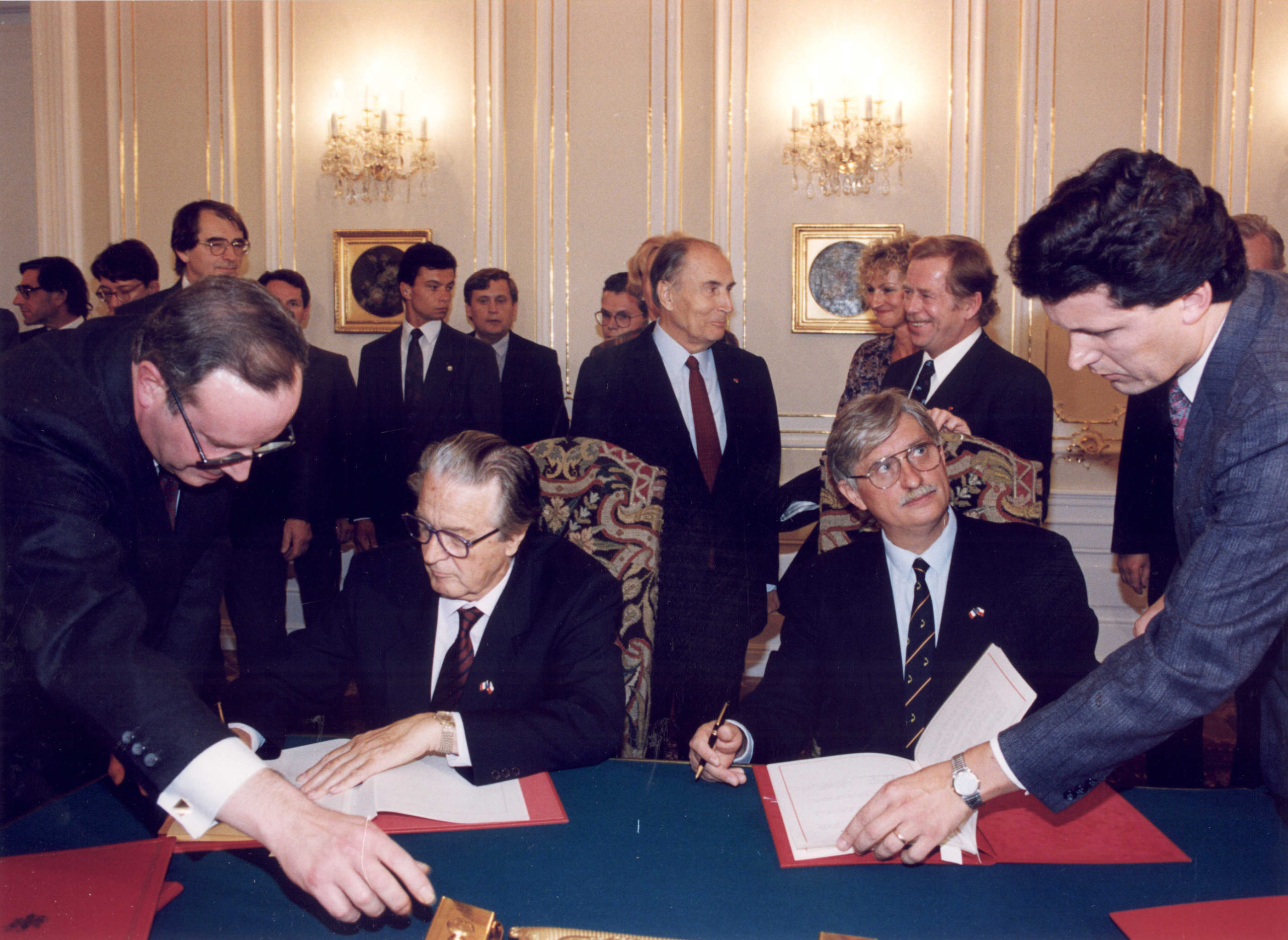 Signature du protocole d'accord entre Roland Dumas, ministre des Affaires étrangères et Jiri Dienstbier, ministre des Affaires étrangères de la Tchécoslovaquie