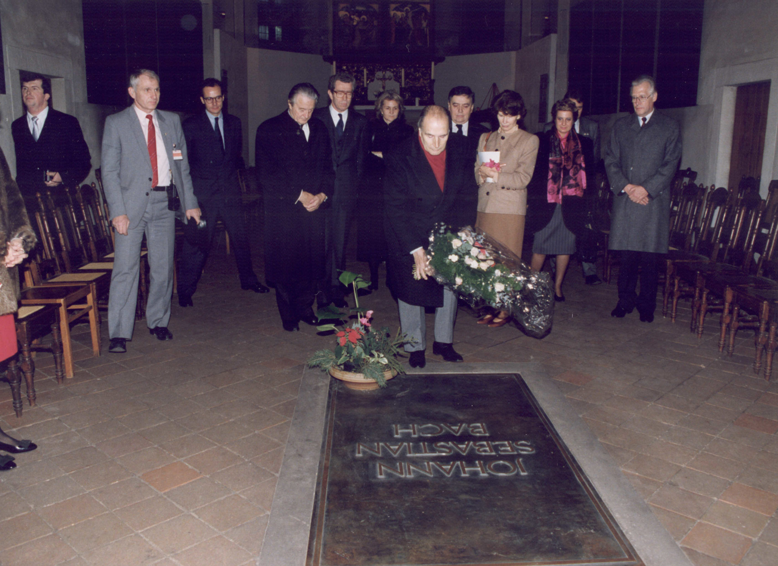 Le Président de la République dépose un bouquet sur la tombe de Johann Sebastian Bach dans l'église Saint-Thomas à l'occasion de la visite officielle en RDA le 20 décembre 1989