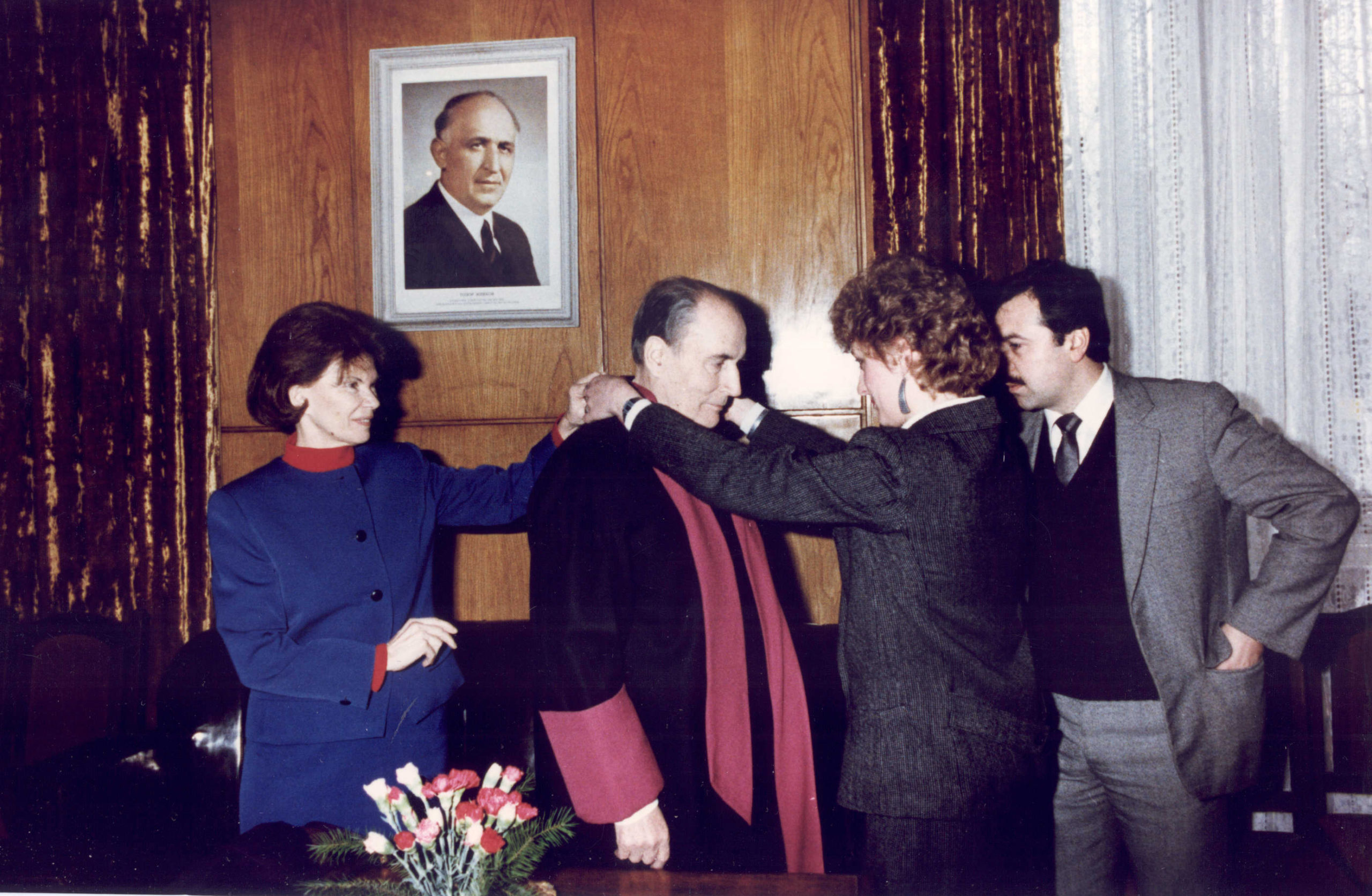 François Mitterrand revêt la toge de l'université de Sofia
