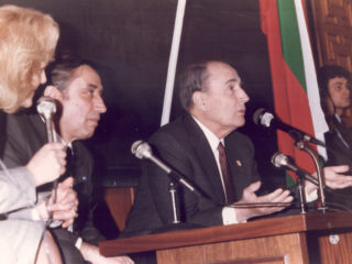 Rencontre avec les étudiants dans l'amphithéâtre de l'Université à l'occasion de la visite officielle de François Mitterrand en Bulgarie, le 18 janvier 1989