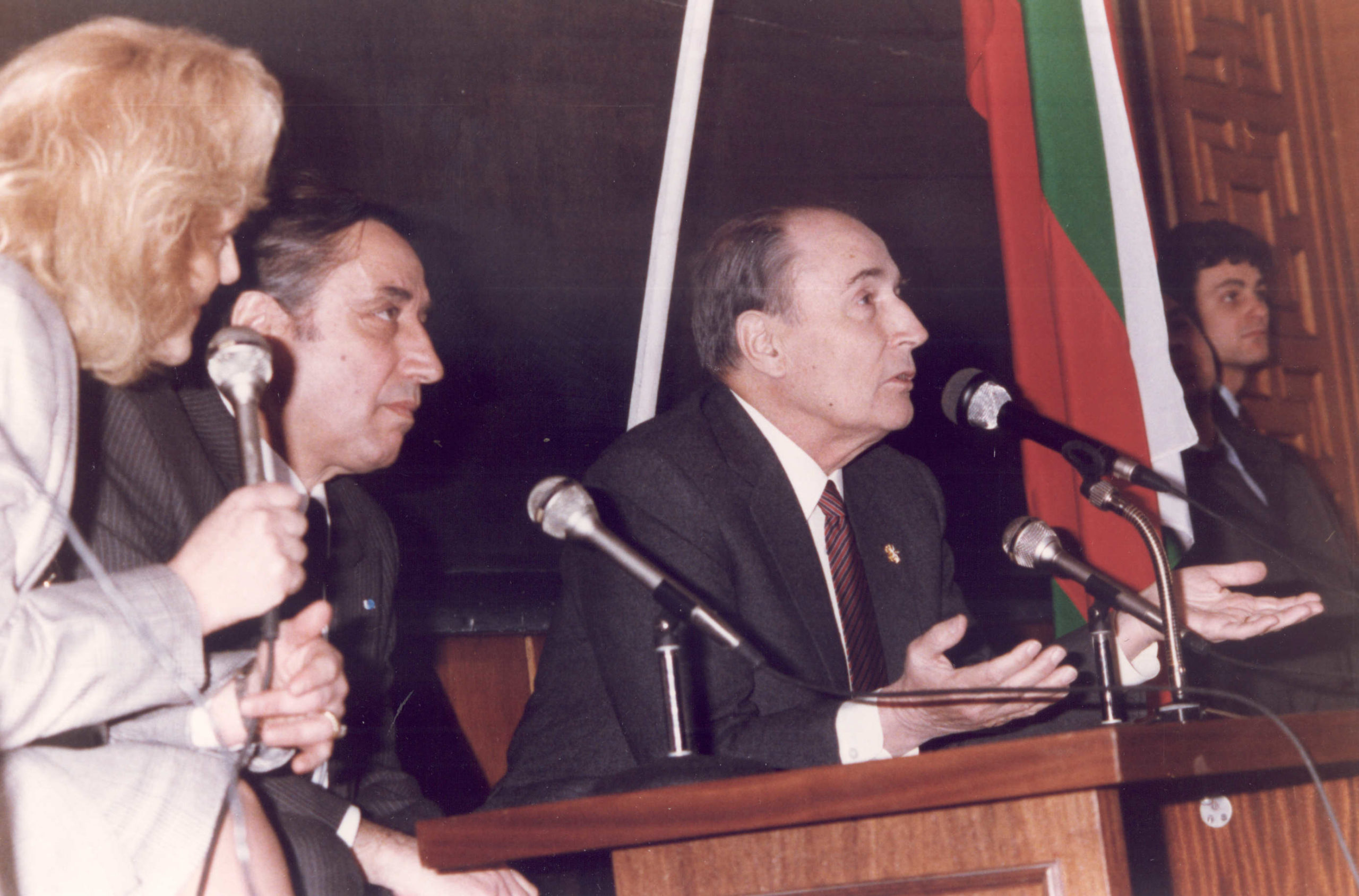 Rencontre avec les étudiants dans l'amphithéâtre de l'Université à l'occasion de la visite officielle de François Mitterrand en Bulgarie, le 18 janvier 1989