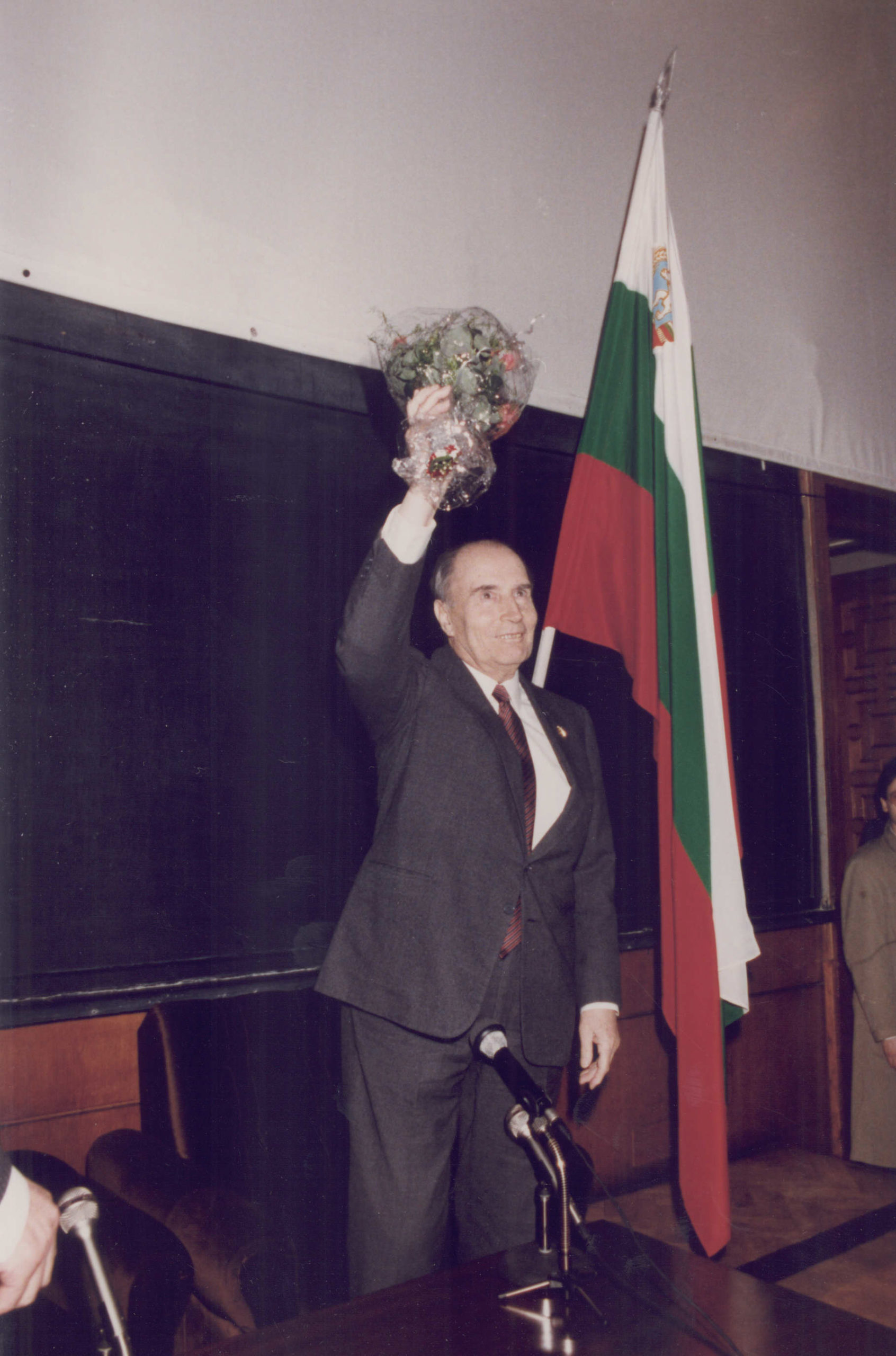 Rencontre avec les étudiants dans l'amphithéâtre de l'Université à l'occasion de la visite officielle de François Mitterrand en Bulgarie, le 18 janvier 1989